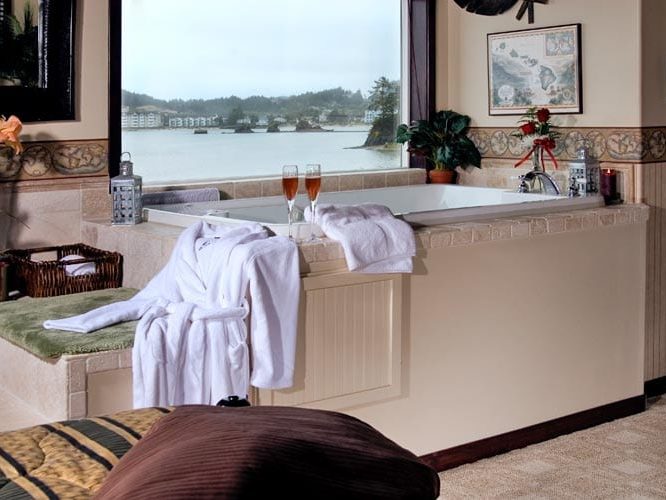 Beachfront Jacuzzi Suites In Lincoln City Oregon | Baywood Shores B&B